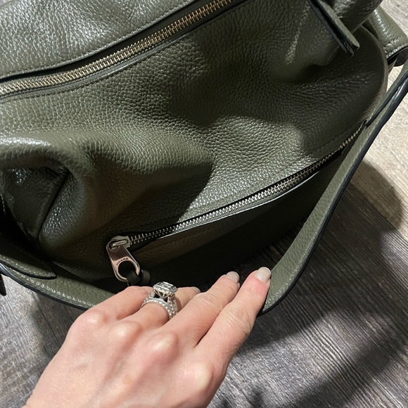 Coach Pebble Green Leather Shoulder Bag with Minimalist Design - Picture 4 of 6